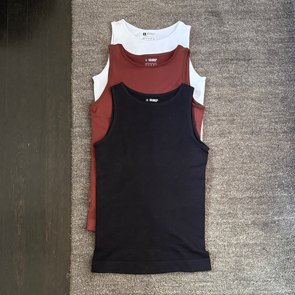 Set of 3 tank tops “no brand name”